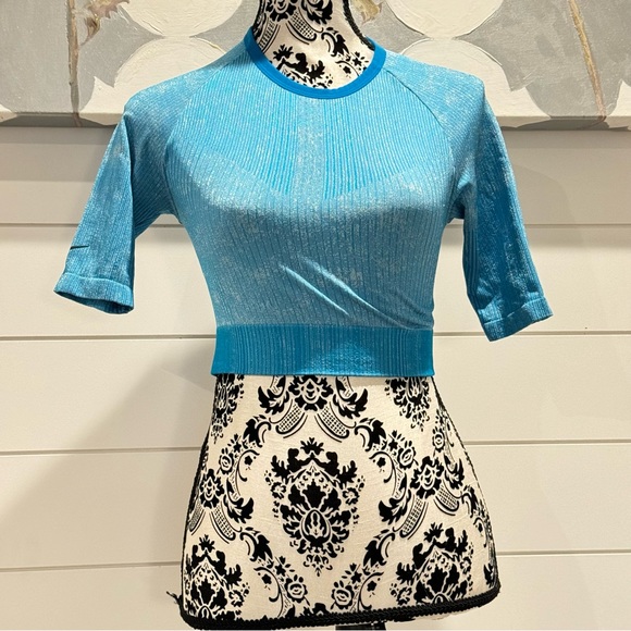 Nike Seamless City Ready Training Crop Top - Picture 2 of 7